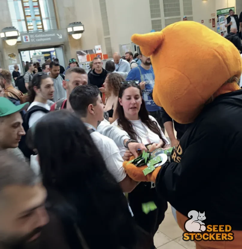 Doobie, o mascote da Seedstockers, distribuindo brindes para visitantes em uma feira de cannabis