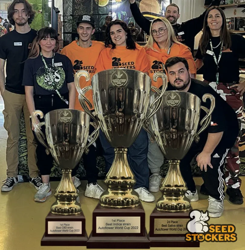 Parte da equipe Seedstockers com os troféus conquistados em copas de cannabis em 2022